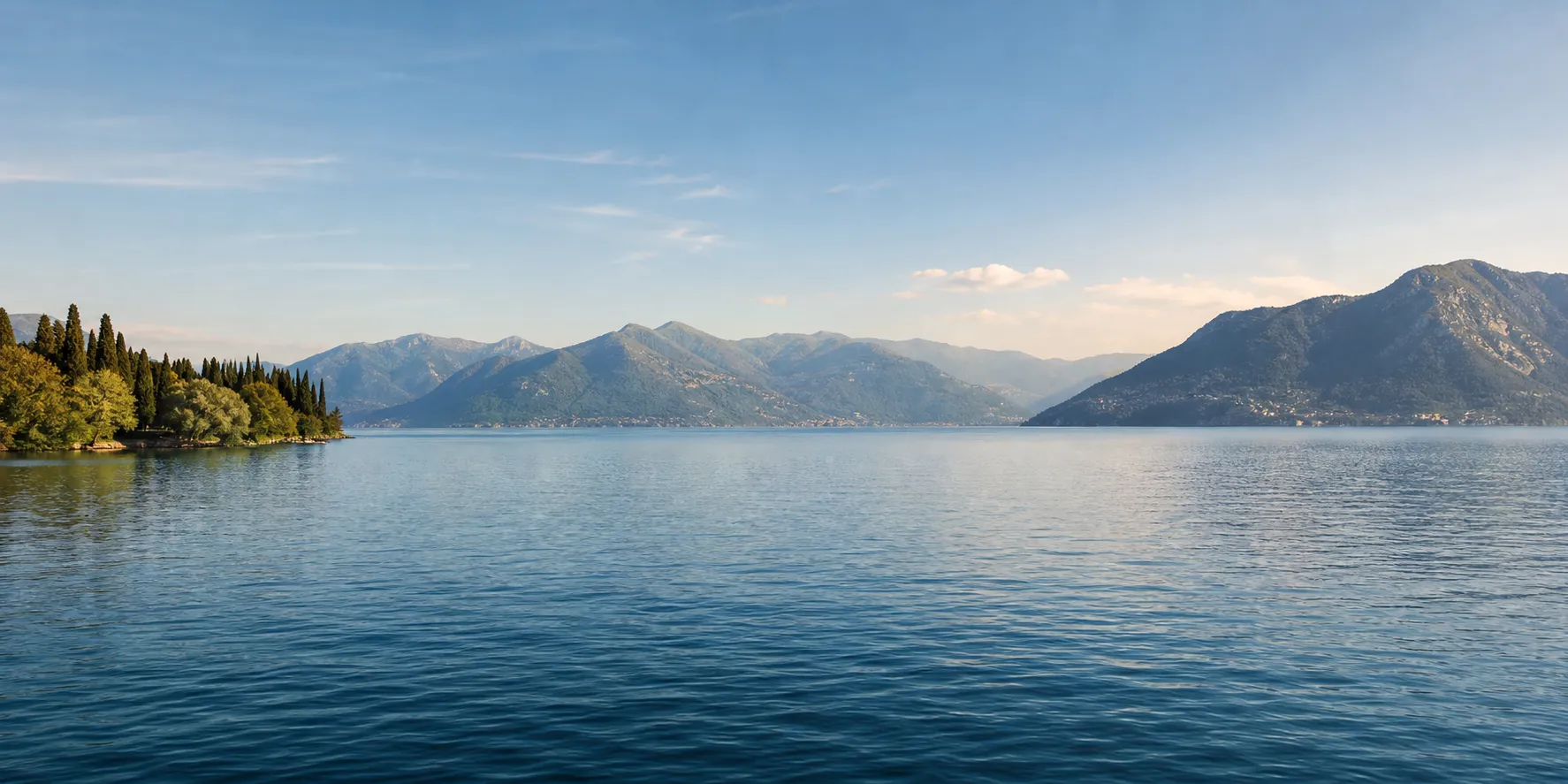 Vista tranquilla del lago con montagne sullo sfondo